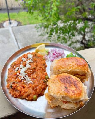  Pav Bhaji: Hãy tận hưởng hương vị phô mai béo ngậy hòa quyện với gia vị cay nồng của Mumbai!