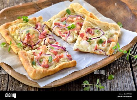  Tarte Flambée: Món bánh phẳng giòn tan, phủ đầy kem chua và thịt xông khói như một bản giao hưởng hương vị tuyệt vời!