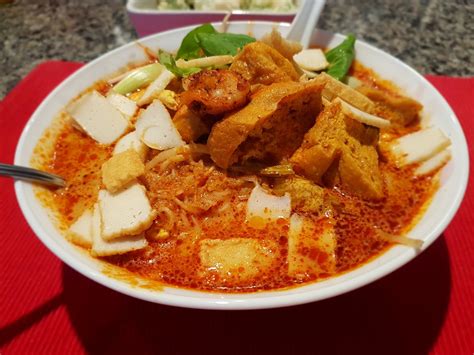  Laksa Johor -  Một món ăn cay nồng, đậm đà được nấu từ sữa dừa và cà ri!