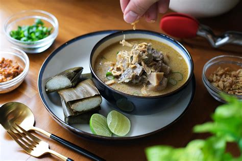  Soto Makassar: Một bát nước dùng thơm lừng pha trộn với vị cay nồng và béo ngậy của thịt bò!