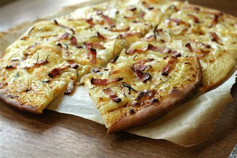  Tarte Flambée: Một Tuyệt Phẩm Pha Trộn Giữa Vị Mặn Muối Của Phô Mai và Tang Tang Của Táo!