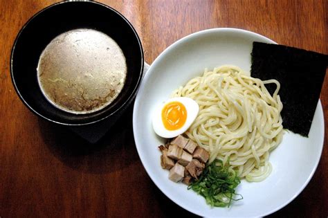  Tsukemen: Một Cú Hồi Sinh Đầy Sức Mạnh Cho Những Giai Đoạn Tàn Bề Nhờ Nước Dashi Rất Khác Biệt!